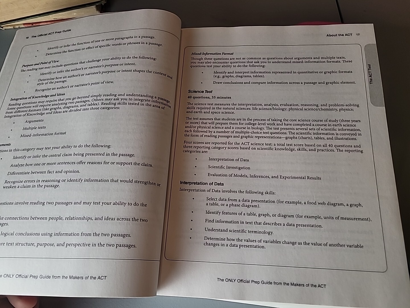 The Official ACT Prep Guide 2023-2024 : Book + 8 Practice Tests +